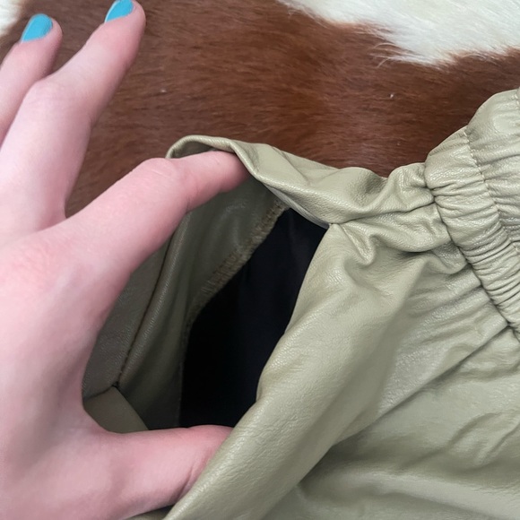 🫒NWT We love Bella Pleather High Waist Shorts🫒 - Picture 5 of 6